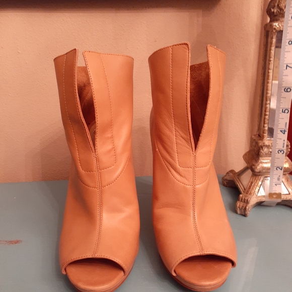 Vince Camuto - Picture 7 of 7